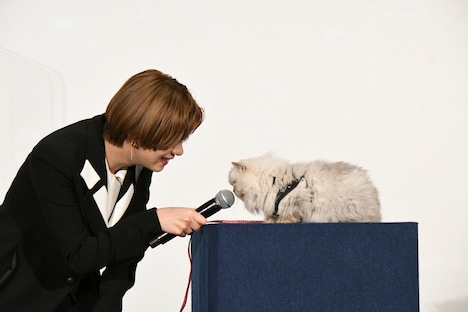 ビーツにマイクを向ける池田エライザ。