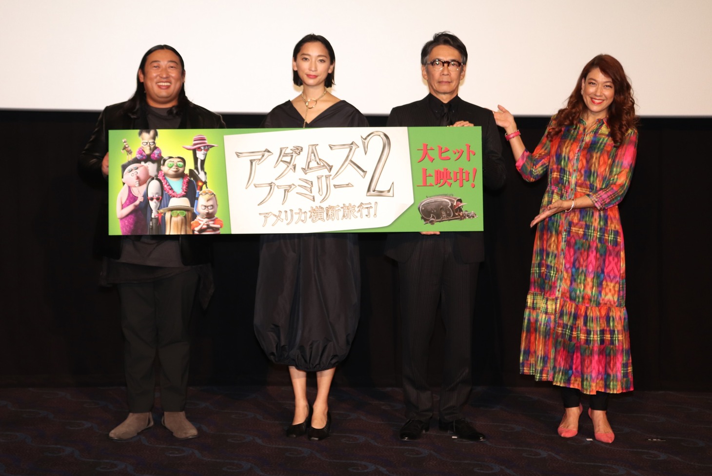 「アダムス・ファミリー2 アメリカ横断旅行！」公開記念舞台挨拶の様子。左から秋山竜次、杏、生瀬勝久、LiLiCo。