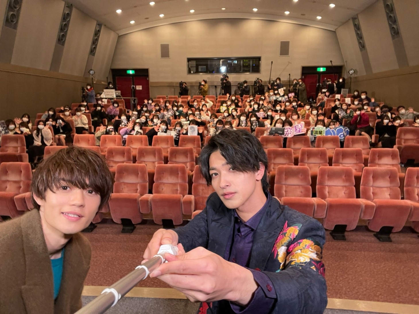 学生たちと自撮りをする横浜流星（右）、佐野勇斗（左）。