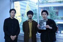 左から奥田裕介、カトウシンスケ、MCの折田侑駿。