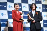 左から尾野真千子、「茜色に焼かれる」で息子役を演じた和田庵。