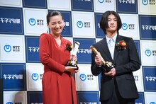 左から尾野真千子、「茜色に焼かれる」で息子役を演じた和田庵。