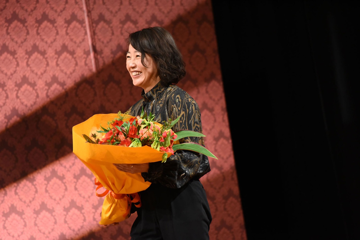 花束を持って登壇する西川美和。