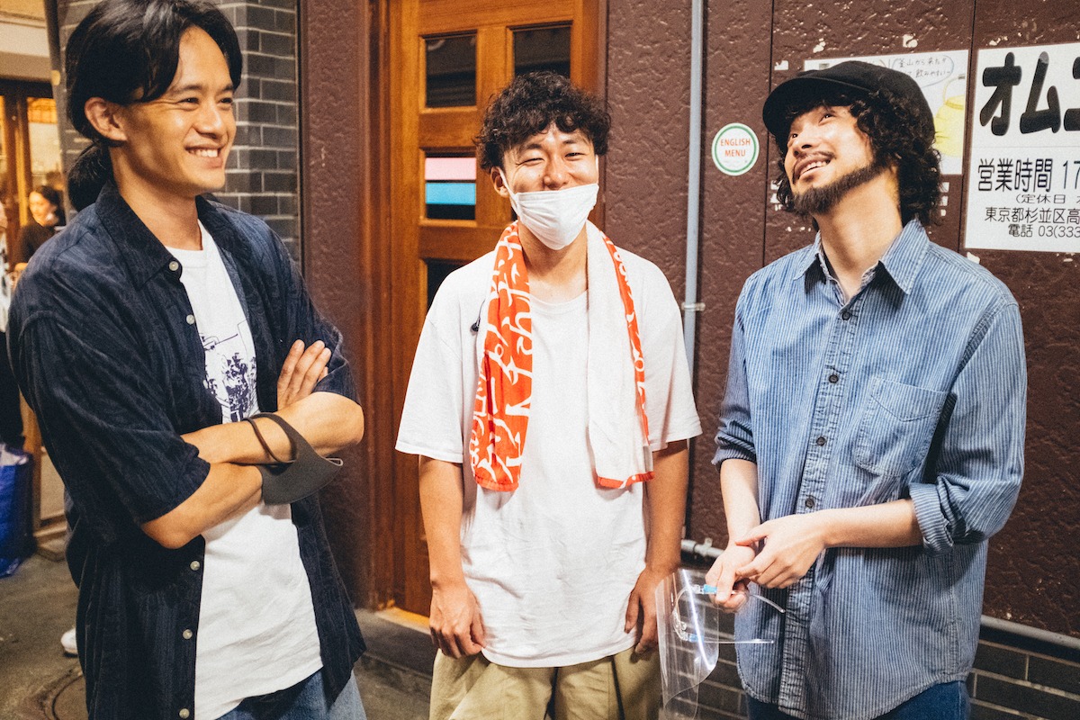 「ちょっと思い出しただけ」メイキング写真。左から池松壮亮、松居大悟、尾崎世界観。