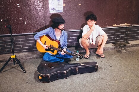 「ちょっと思い出しただけ」メイキング写真。左から尾崎世界観、松居大悟。