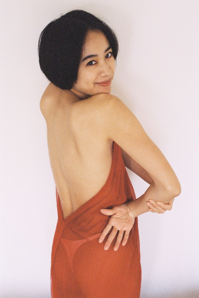 「月刊石橋静河 写真 モーガン茉愛羅」より。