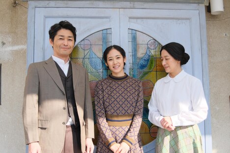 左から安田顕、阿部純子、片岡礼子。