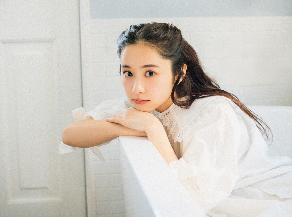 堀田真由を川島小鳥が撮影したカレンダー発売、コンセプトは