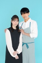 左から清宮響子役の西野七瀬、岩橋要役の藤木直人。
