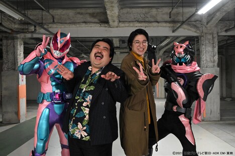 左から仮面ライダーリバイ、鈴木もぐら、水川かたまり、仮面ライダーバイス。