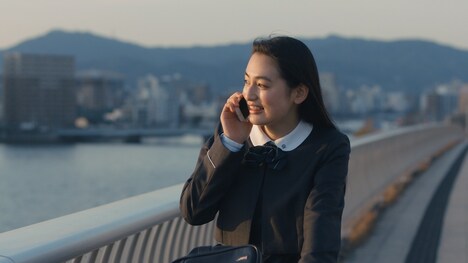 「HOMESTAY」より、八木莉可子演じる高坂美月。