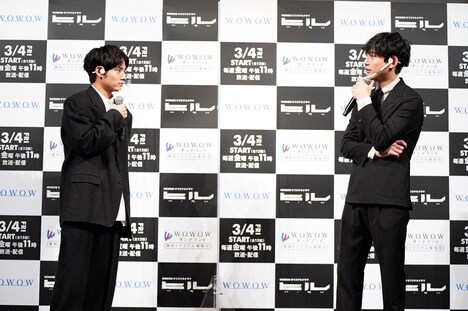 左から赤楚衛二、坂口健太郎。