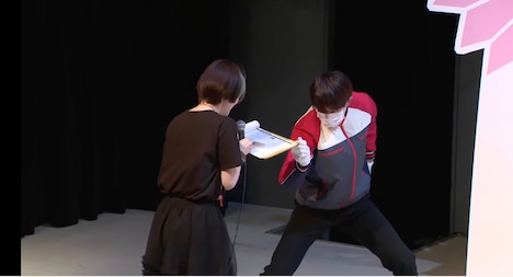 シアターGロッソのスタッフに扮した駒木根葵汰（右）。