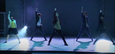 オープニング主題歌「俺こそオンリーワン」のダンスを披露する樋口幸平たち。