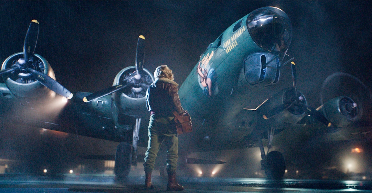 クロエ・グレース・モレッツが爆撃機に1人で乗り込む、主演作の本編冒頭映像