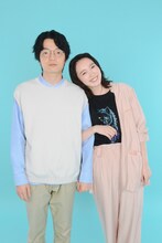 左から内村克己役の岡山天音、真山アリサ役の飯豊まりえ。