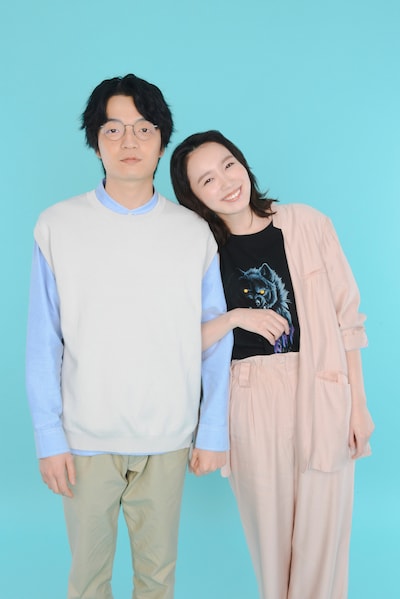 左から内村克己役の岡山天音、真山アリサ役の飯豊まりえ。