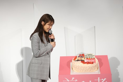 誕生日ケーキをうれしそうに見つめる有村架純。