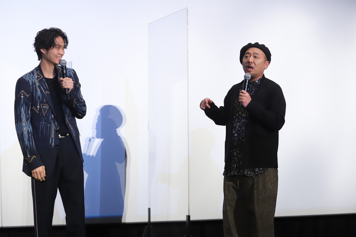 左から磯村勇斗、マキタスポーツ。