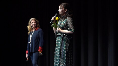 「マイスモールランド」Q&Aに出席した川和田恵真（中央）。