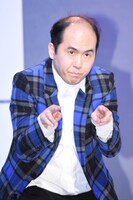 ステージに上がってすぐにポーズを決めた斎藤司。