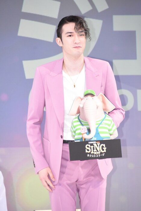 緊張の面持ちで登壇し、ギャグを披露する直前のジェシー。