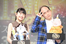 アイナ・ジ・エンド（左）と、フォトセッション時に率先してさまざまなポーズを披露していた斎藤司（右）。