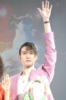 「手を振ってください」というリクエストに、1人だけピンと腕を伸ばして応じるジェシー。