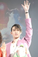 「手を振ってください」というリクエストに、1人だけピンと腕を伸ばして応じるジェシー。