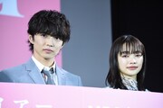 左から佐藤大樹、見上愛。