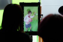 「ナタリー」伊藤万理華のメイキング写真。