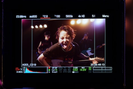 「ナタリー」伊藤万理華のメイキング写真。