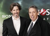 左からジェイソン・ライトマン、アイヴァン・ライトマン。（写真提供：John Angelillo / UPI / Newscom / ゼータ イメージ）