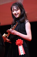 うれしそうにトロフィーを眺める清原果耶。