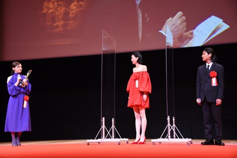 左から尾野真千子、片山友希、和田庵。