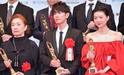左から宮本信子、佐藤健、片山友希。