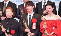 左から宮本信子、佐藤健、片山友希。
