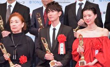 左から宮本信子、佐藤健、片山友希。