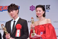 左から佐藤健、片山友希。