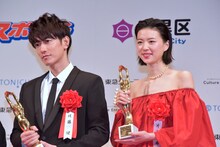 左から佐藤健、片山友希。