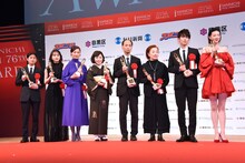 左から和田庵、清原果耶、尾野真千子、西川美和、濱口竜介の代理で登壇したビターズ・エンドの定井勇二、宮本信子、佐藤健、片山友希。