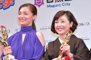 左から尾野真千子、西川美和。