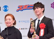 左から宮本信子、佐藤健。
