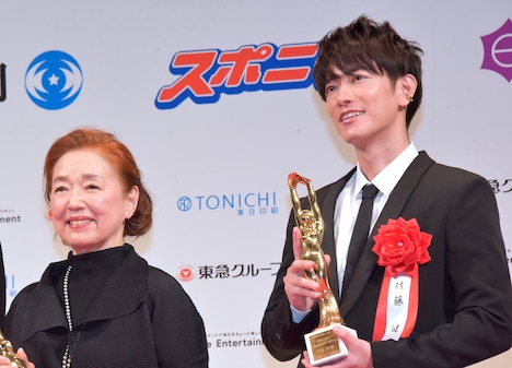 左から宮本信子、佐藤健。