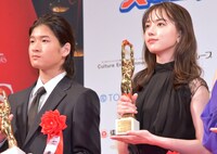 左から和田庵、清原果耶。