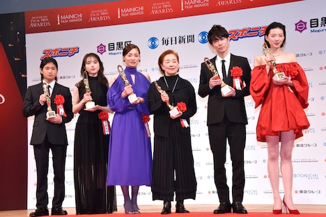 左から和田庵、清原果耶、尾野真千子、宮本信子、佐藤健、片山友希。