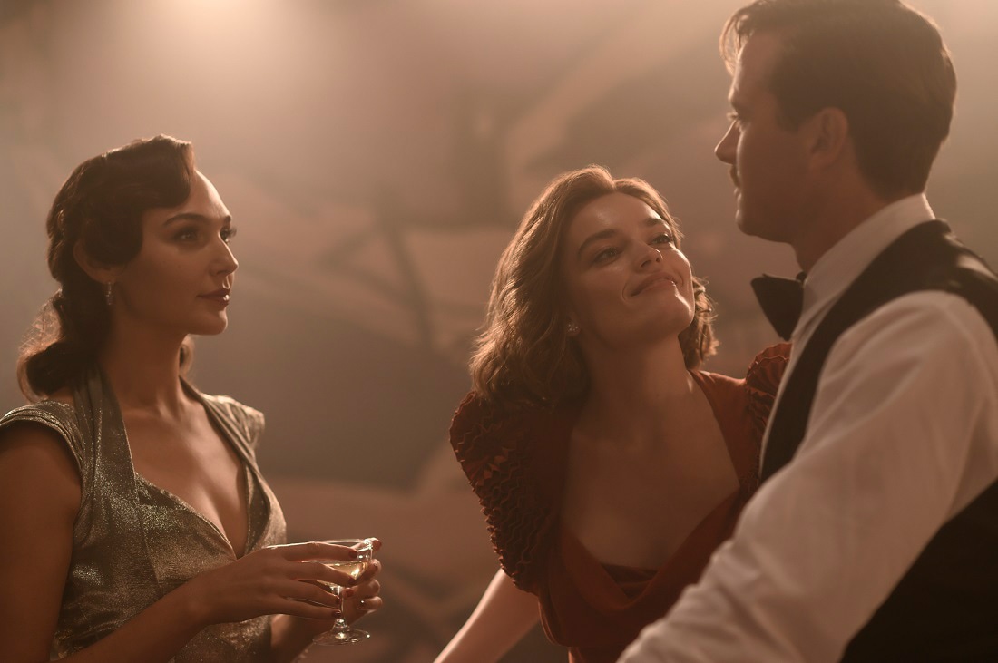「ナイル殺人事件」より、ガル・ガドット演じるリネット（左）、エマ・マッキー演じるジャクリーン（中央）。