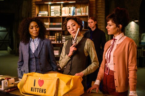 「I ♡ KITTENS」と書かれたバッグ。