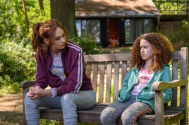 「ガンパウダー・ミルクシェイク」ポップなアイテムが写った場面カット7点到着