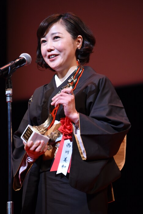 仲野太賀の代理で登壇した西川美和。